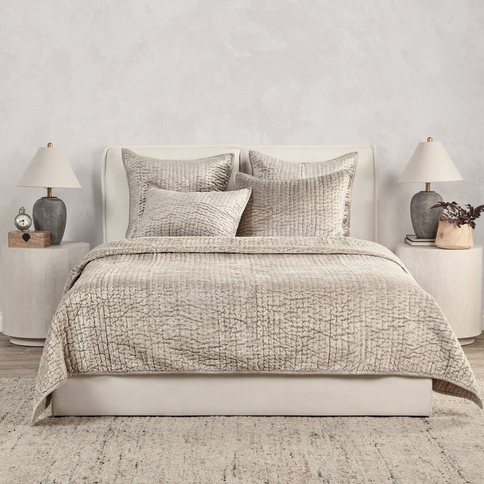 Bari - Velvet Quilt - Pebble